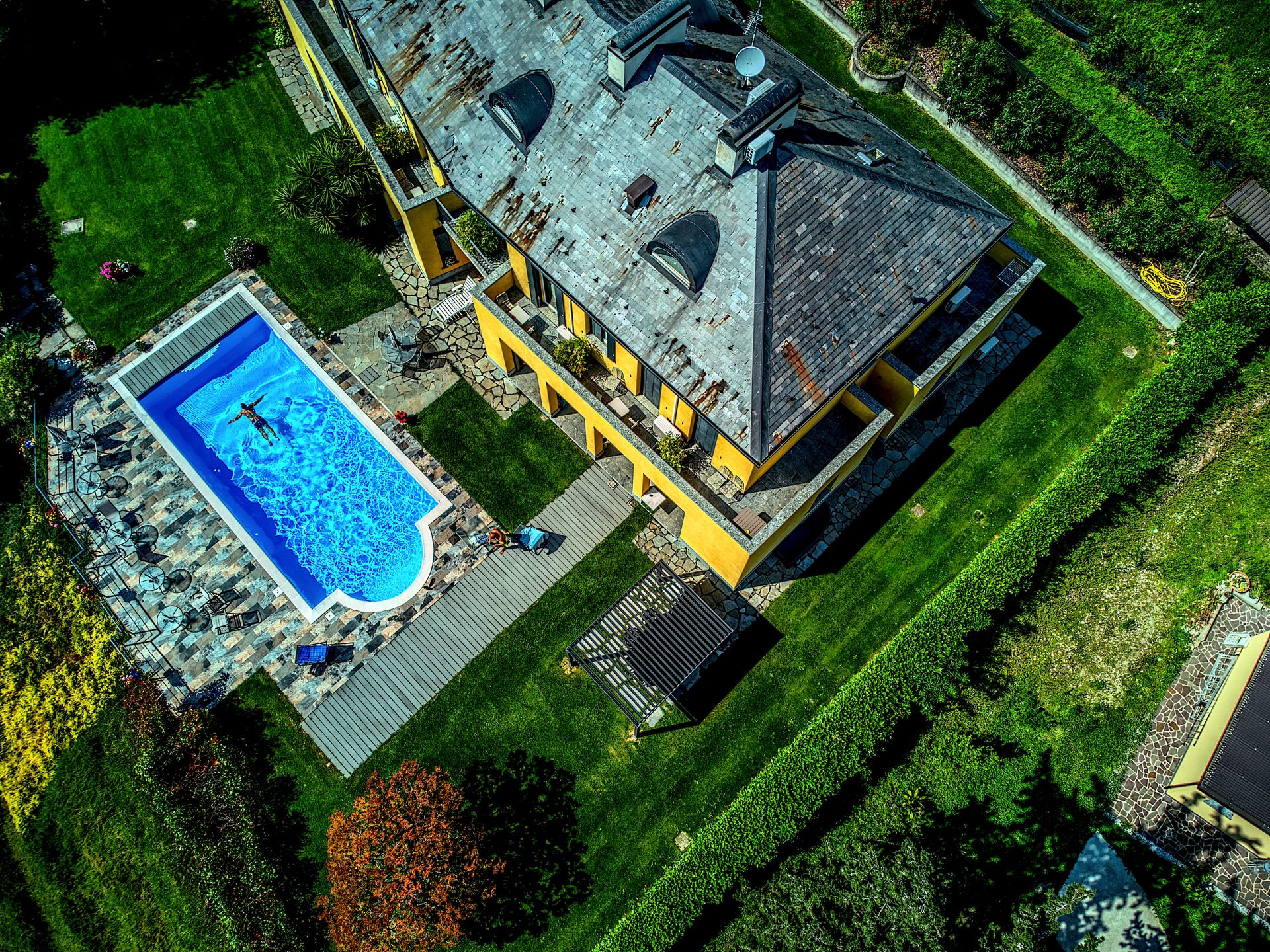 Veduta aerea con piscina e giardino