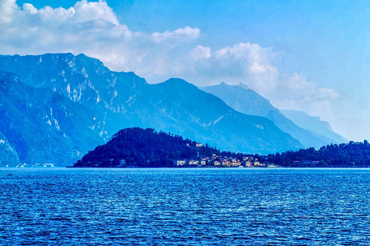 Bellagio sul suo promontorio visto dall'acqua