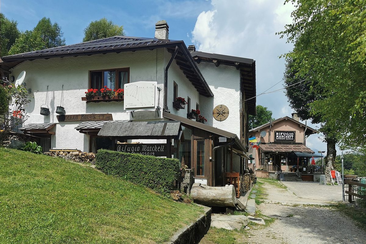 Il vecchio borgo e il rifugio ai Piani d'Erna