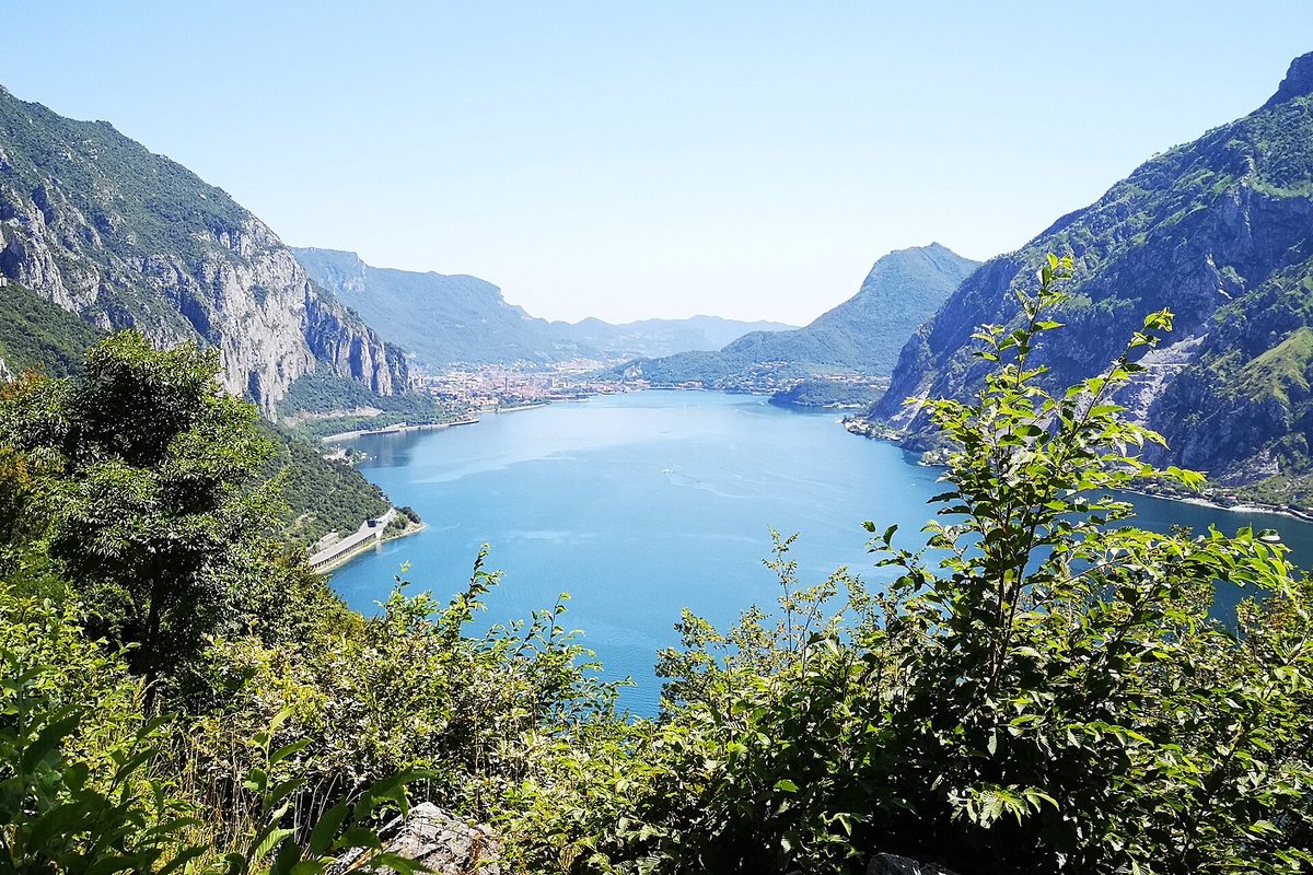 Il ramo di Lecco del Lago di Como d'estate visto dal sentiero