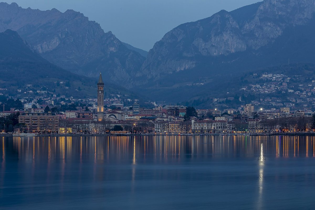 Lecco all'imbrunire vista dal lago, con il campanile di San Nicolò