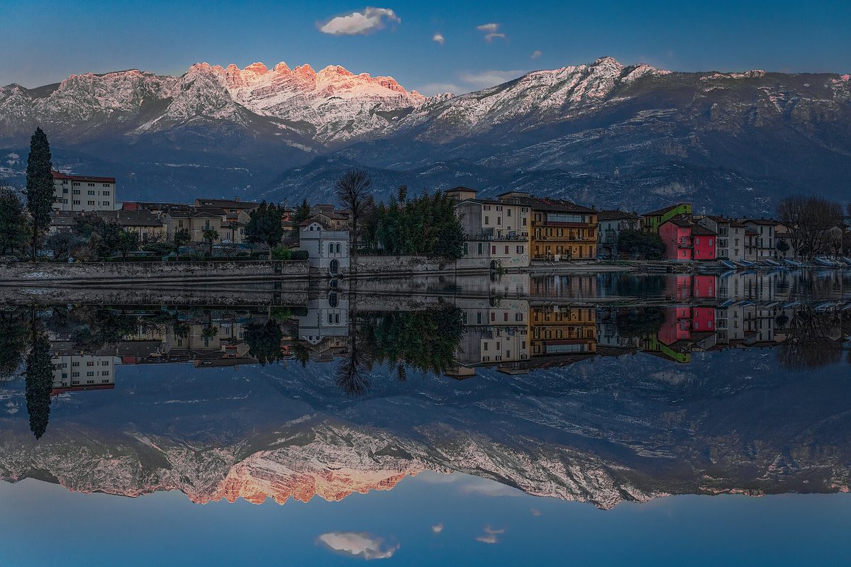 Le case di Pescarenico riflesse nell'Adda con il Resegone innevato