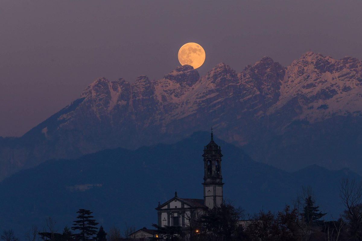 La luna sorge dietro le creste del Monte Resegone