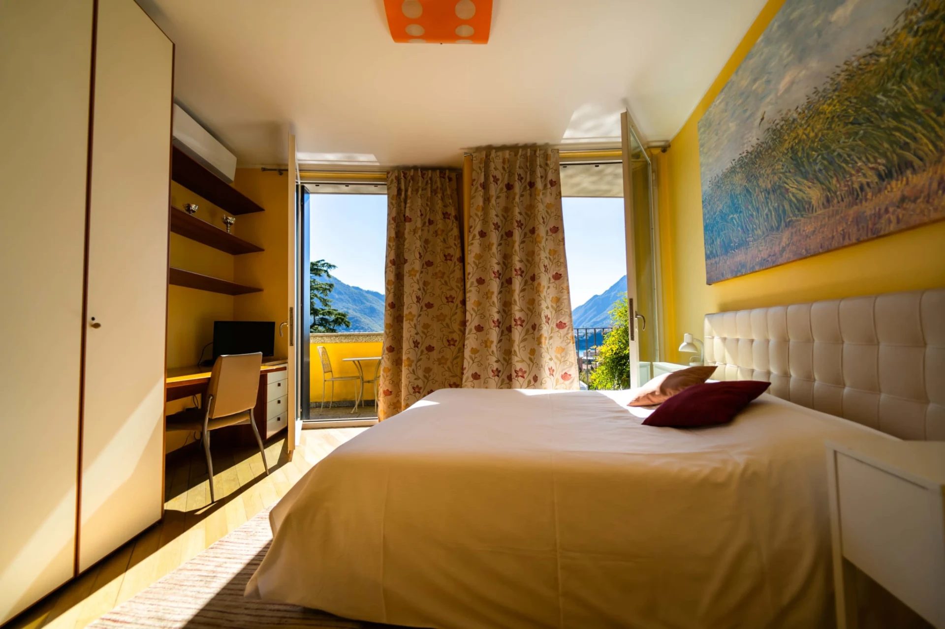 Interno di una camera con vista lago