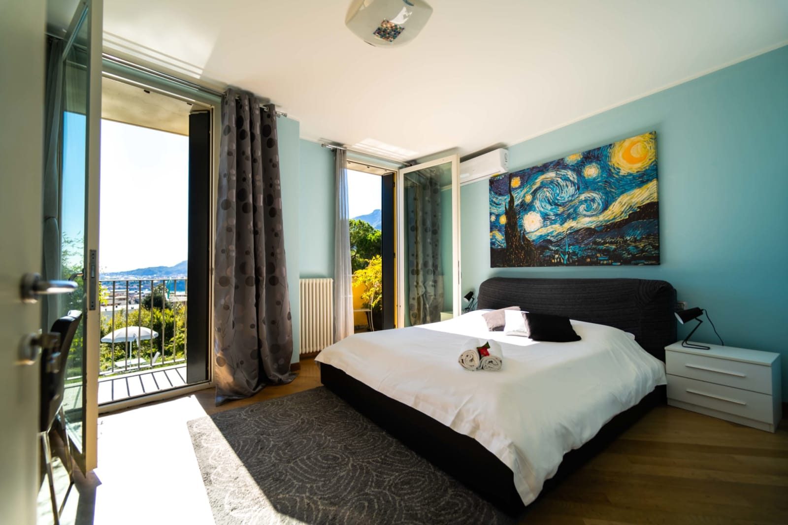 Camera Elegante con bagno condiviso